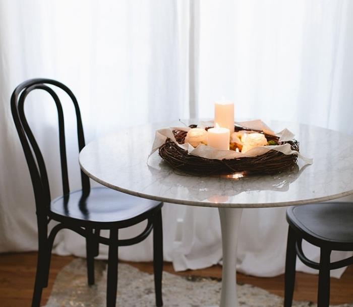 Kūčių stalo dekoravimo idėją, išdėstymą su džiovintomis šakomis ir žvakėmis lengva pasigaminti patiems