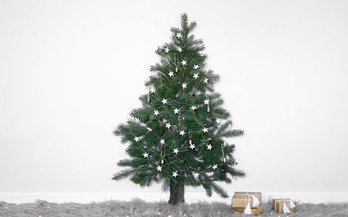 ahşap plakalar ve yeşil dallarda manuel aktivite noel yılbaşı ağacı duvar dekorasyonu minimalist dekorasyon gri suni kürk halı