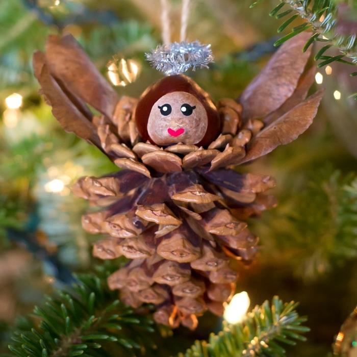 ročno izdelan vzorec božičnega drevesa, okras z borovim stožcem v obliki angela s krono