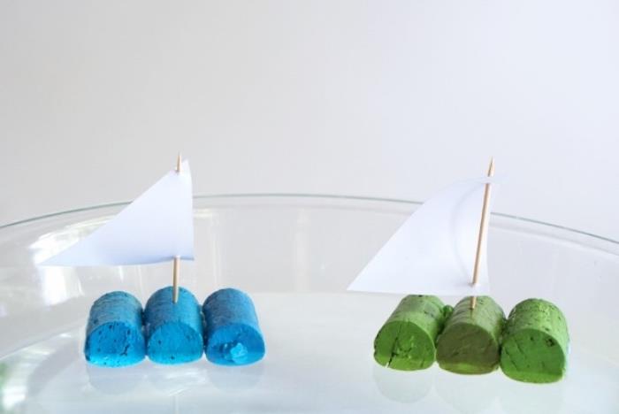 renkli mantar tıpalar ve kürdan yelken ve kağıttan nasıl tekne yapılacağına dair fikir, ilkokul çocukları için manuel aktiviteler, yazlık el işleri