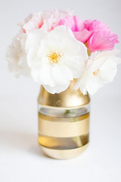 gėlių vaza su auksinėmis juostelėmis, šviežių gėlių puokštė joje, lengva „pasidaryk pats“ idėja, suaugusiųjų rankinė veikla