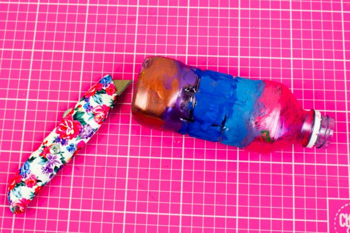 DIY zamisel recikliranih otrok, da naredijo lepe spirale v plastičnih steklenicah