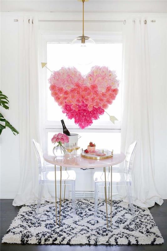 sevgililer günü manuel etkinliği yemek odasında tavandan sarkan çiçeklerle kaplı polistiren bir kalp