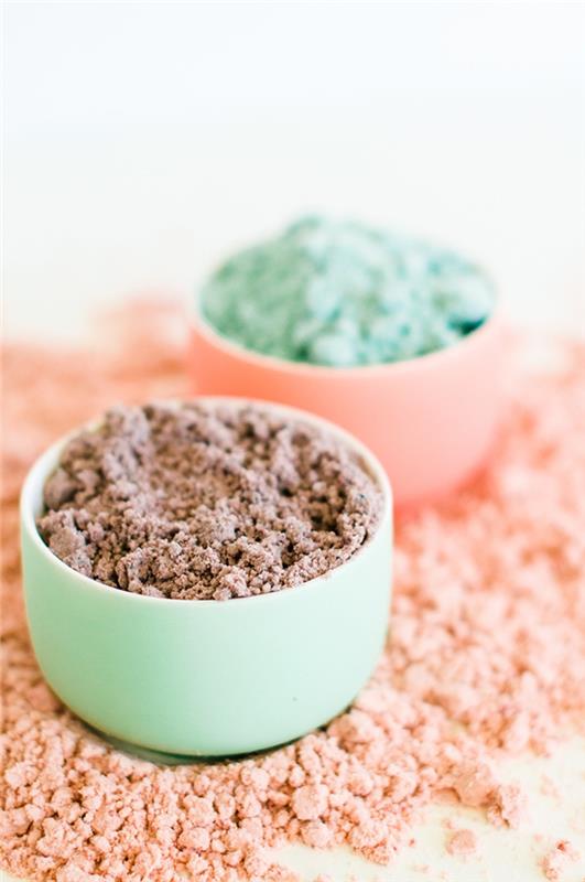 kako narediti čarobni pesek s preprostimi osnovnimi sestavinami, barvit recept z luninim peskom, ki otrokom ponuja zabavno in čutno dejavnost