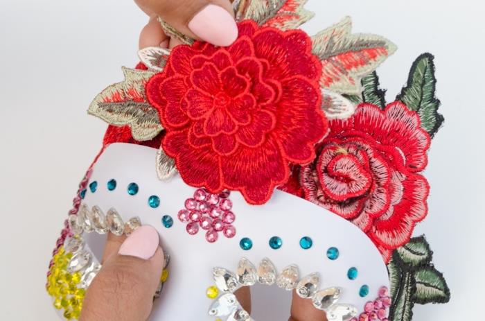 maskeli balo maskesi kadın, dekoratif payetler ve çiçek işlemeli karnaval maskesinin gerçekleştirilmesi