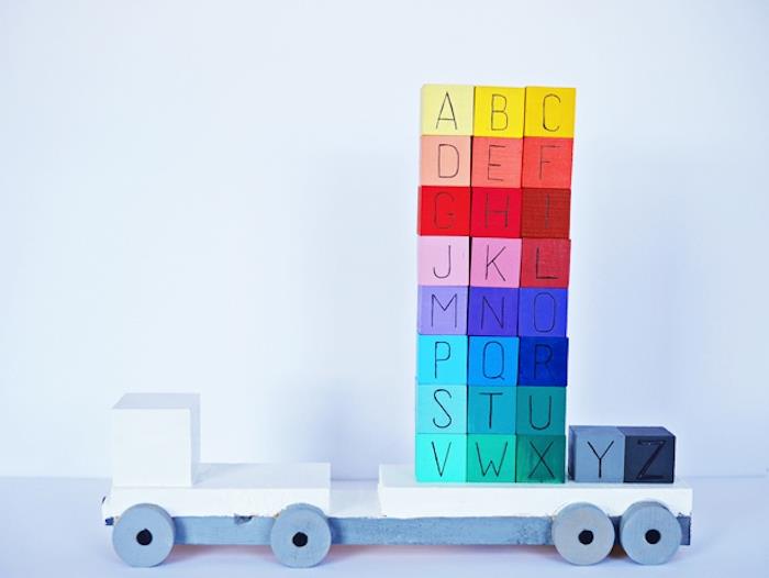 bir kamyon platformunda saklamak için alfabenin harfleri ile renkli ahşap küpler, montessori yöntemi