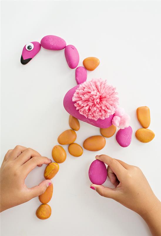 zabavna DIY ideja z okrasnimi naslikanimi kamenčki za ustvarjanje flamingo sestavljanke