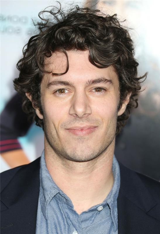 Acconciature capelli corti ricci dell'attore celebre Adam Brody