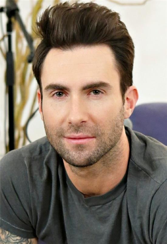 bordo 5 solisti, adam levine, kısa kenarları uzun üst saç kesimi ve çenesinde kirli sakal, kısa dalgalı koyu esmer saç