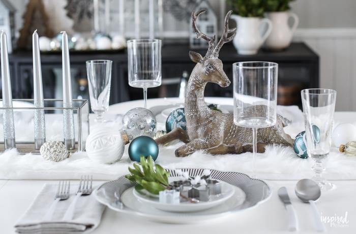 Segnaposti tavola natale, centrotavola con renna, tavolo apparecchiato