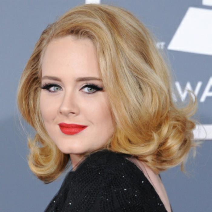 adele, okrogla frizura, lahki kodri, srednja frizura, starinska pričeska, rdeča preproga, črna obleka, vintage ličila