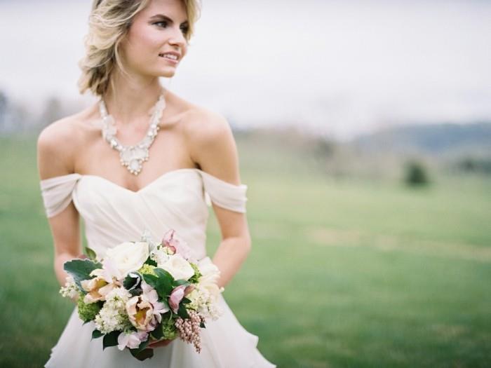 žavinga-moteris-graži-vestuvinė suknelė-paprasta ir elegantiška-sodo-lauko vestuvės