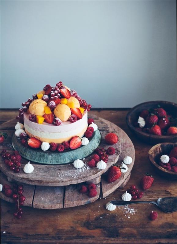 Pelėdos gimtadienio pyragai su pavasariniais vaisiais