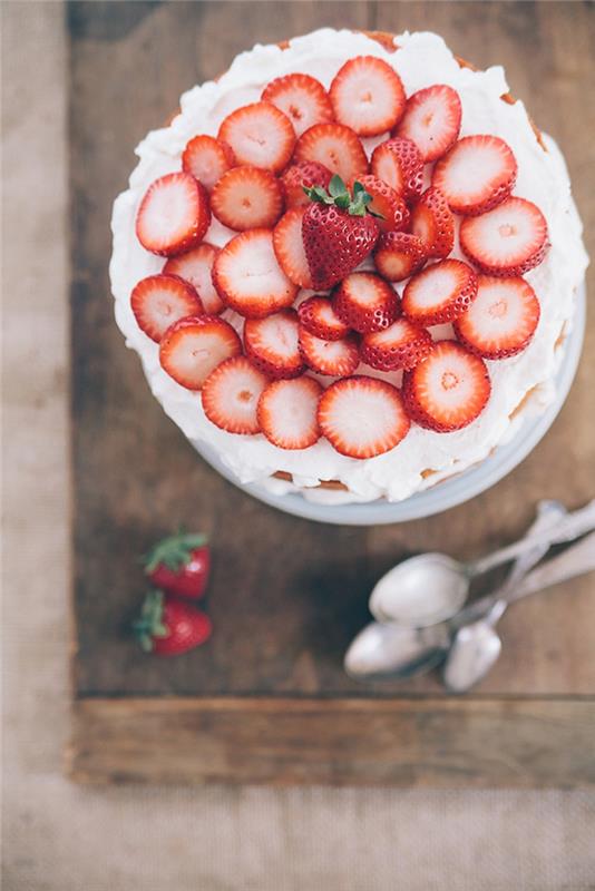 Odlična sadna jogurtova torta za rojstni dan