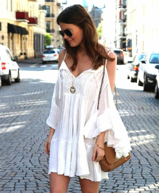 Trumpa balta suknelė, skirta elegantiškai bohemiškai atrodyti, puikiai priglunda prie odinės rankinės