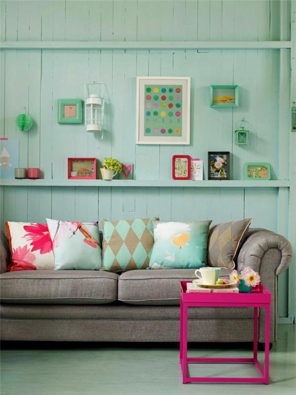 sprejmi-za-barvo-modro-cijan-siva-kavč-roza-dnevna soba-miza-obarvana-blazine-lesena-stena