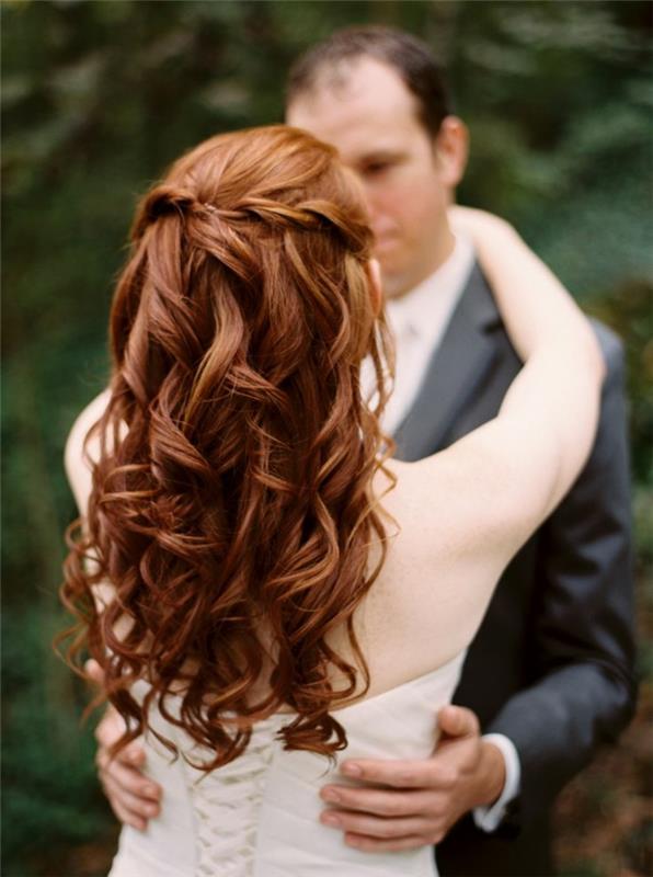 Lepa nevesta poročna pričeska srednje dolgi lasje lepotna pletenica in hladni valovi las