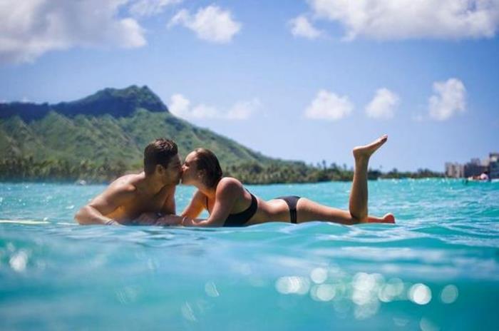 Meilės nuotrauka iš žavios poros paplūdimio nuotraukos vandenyje banglenčių graži nuotrauka „Swag“ poros nuotrauka bučinys naršant