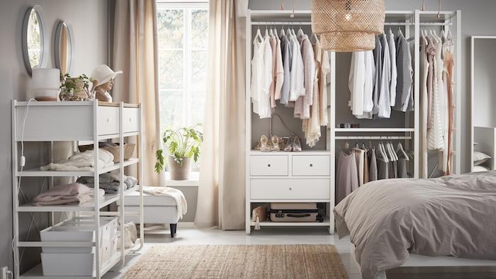 Garderobna omara v spalnici, lestenec iz ratana, bela postelja, originalno odprto skladišče za oblačila, kako shraniti oblačila