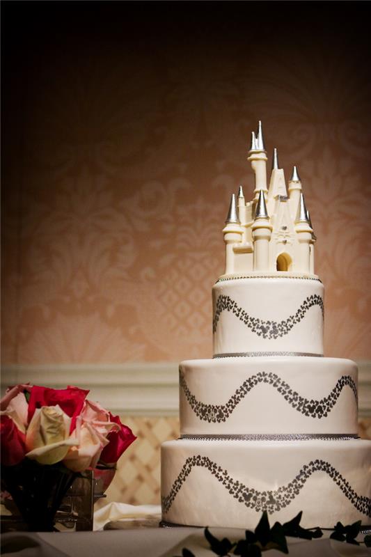 „Disney“ pilies vestuvių tortas, teminis pilies pyrago įvaizdis prašmatnioms „Disney“ vestuvėms, balto cukraus pasta, pilies figūrėlė viršuje