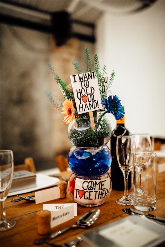 Poceni dekoracija poročne mize elegantna poročna preprosta deko ideja z mirnimi cvetličnimi kroglicami