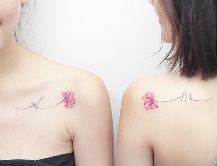 žavinga nuotrauka-draugystė-tatuiruotė dviem merginoms-idėja