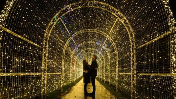 žavinga-nuotrauka-pora-po-Kalėdų šviesomis-romantiška nuotrauka