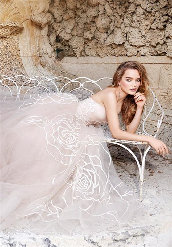 Čipkaste vrtnice na krilu in stezniku, čudovite rožnate poročne obleke princese, trendovska boemska poročna obleka 2019