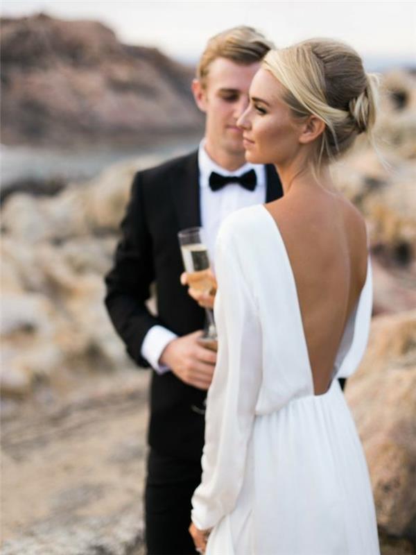 žavinga-paprasta ir elegantiška-vestuvinė suknelė-ilgomis rankovėmis-nugara-plikas