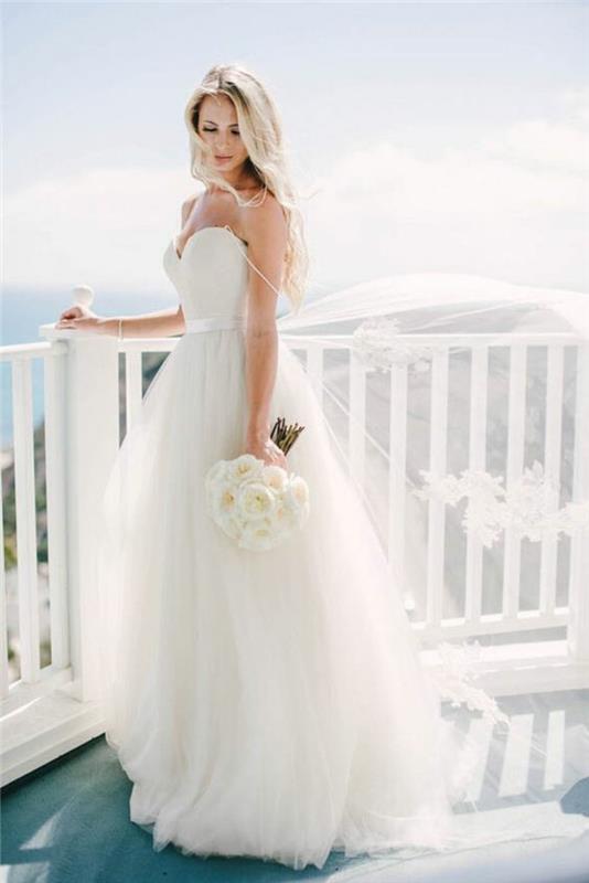 žavinga, paprasta ir elegantiška vestuvių suknelė prie jūros