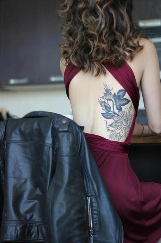 Lotus çiçeği anlamı mandala dövme kadın kırmızı elbise geri