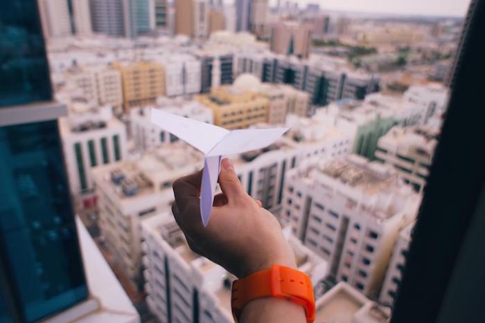 Figurina con aereo di carta, vista di una città il bilgisayar duvar kağıdı
