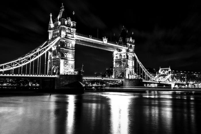panoramski pogled na London Bridge in njegove luči v odsevnih vodah Temze