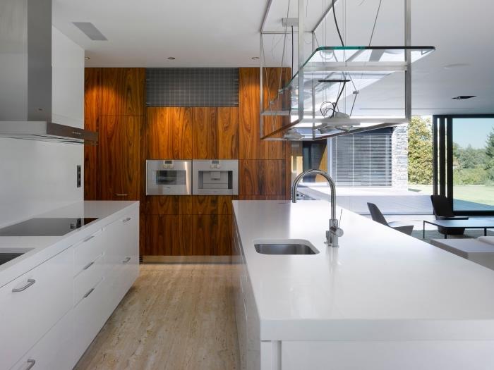 baltos virtuvės interjero dizainas su šviesaus medžio parketu, medinės sienų dangos idėja, balta ir medinė kambario apdaila