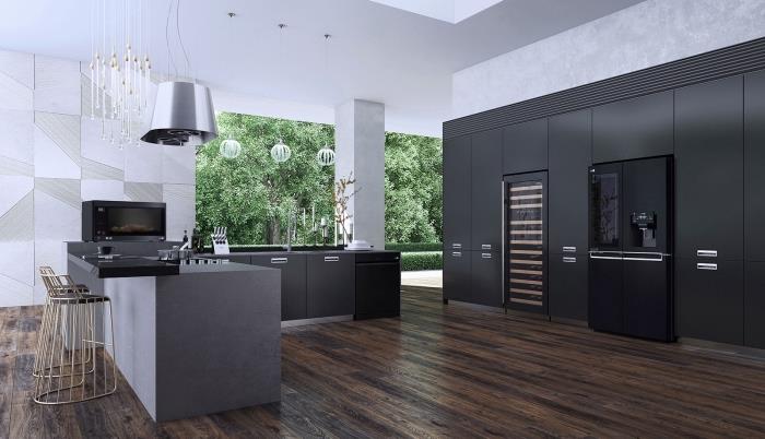 koyu ahşap zeminli modern ahşap mutfak dekoru, gri ve mat siyah açık alan mutfak düzeni