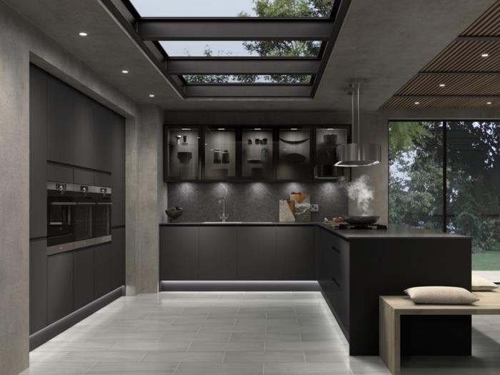 koyu renklere sahip bir mutfakta modern iç tasarım, siyah tezgahlı kömür grisi mutfak dekoru
