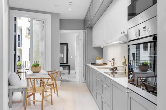 küçük bir mutfak nasıl dekore edilir, minimalist bir mutfakta gri ile hangi renk fikri, gri mobilyalarla beyaz mutfak dekorasyonu