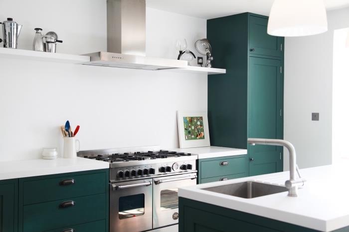 dopolnilni barvni primer zelene v sodobni kuhinji, bela kuhinja s temno zelenim pohištvom