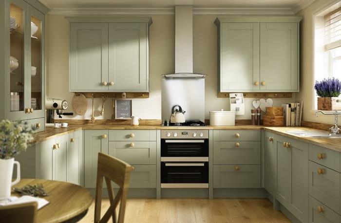 zamisel, kako urediti kuhinjo v obliki črke U, kuhinjsko dekoracijo s pohištvom v zeleni in leseni delovni plošči