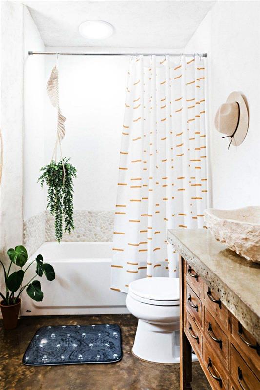 zamisel o opremljanju majhne kopalnice v velikosti 5 m2 v naravnem slogu, mehka kad s kamenčkom, okrašena z visečo rastlino, lisasto omaro z umivalnikom iz naravnega kamna