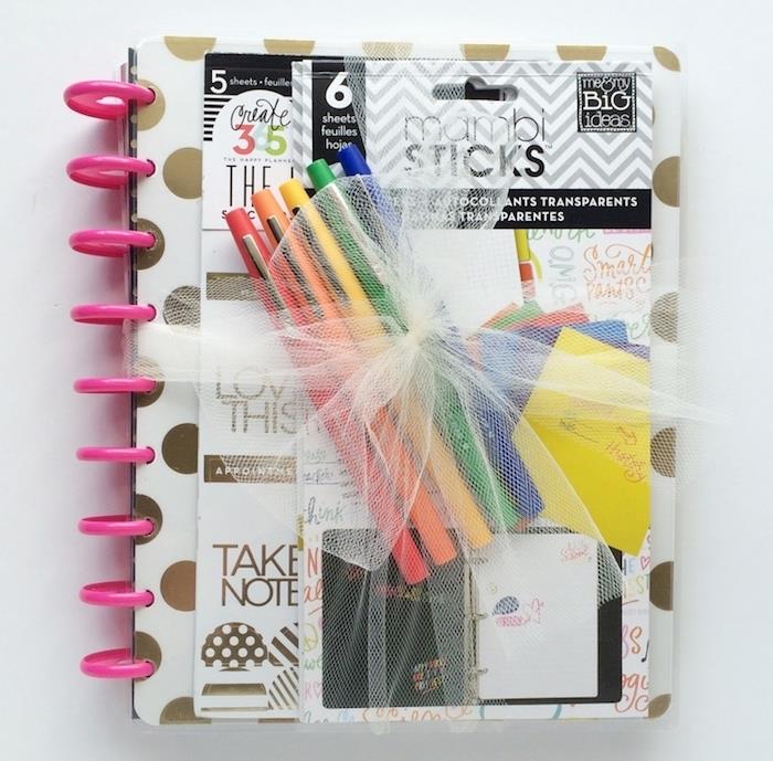 ideja za darilo najstnice za božič, osebni dnevnik z barvnimi pisali, komplet za beležke DIY
