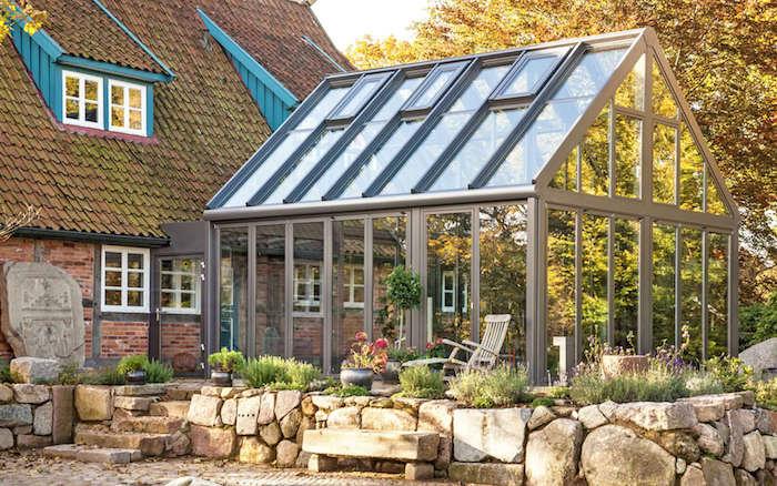 aliuminio išorės verandos išdėstymo idėja sukurti šviesų poilsio kampą, greta tradicinio kaimo namo