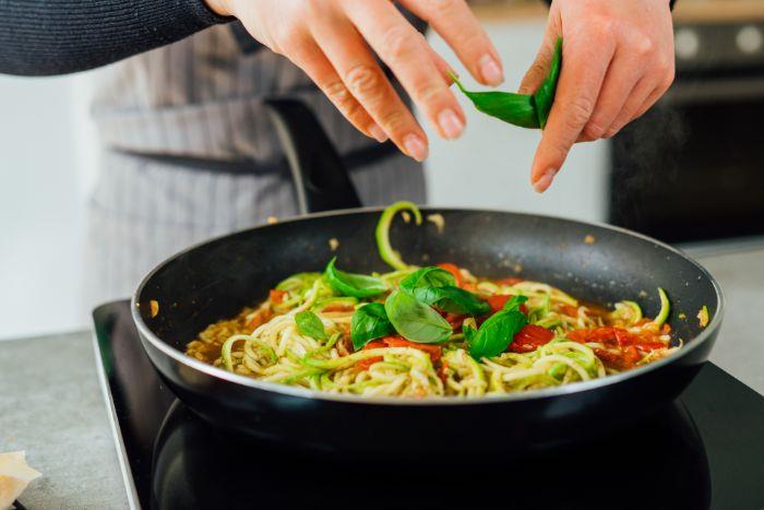 kaj storiti z bučkami enostaven recept za špagete zoodle s paradižnikovo omako, pestom in baziliko