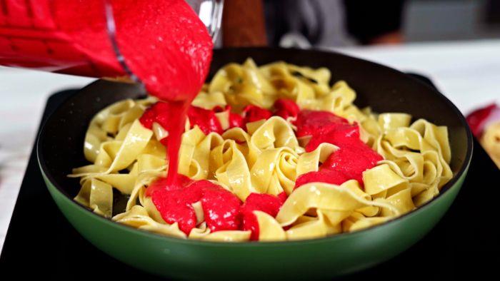 dodajte pire iz rdeče pese v ponev primer domače testenine, kuhane v ponvi, izvirni italijanski recept za noč čarovnic