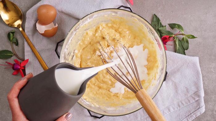 moki in jajcem dodajte mleko za pripravo recepta pecivo viennoiserie ideja čokoladna sladica jorkširsko testo za puding