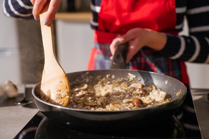 tavadaki mantarlara pirinci ve şarabı ekleyin, kendiniz yapmak için ev yapımı kremalı risotto