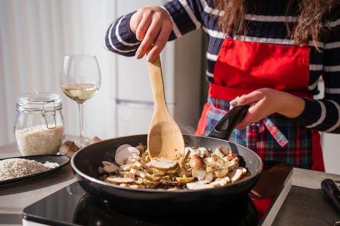 mantarları tavaya ekleyin, hızlı ve kolay risotto tarifini yapın