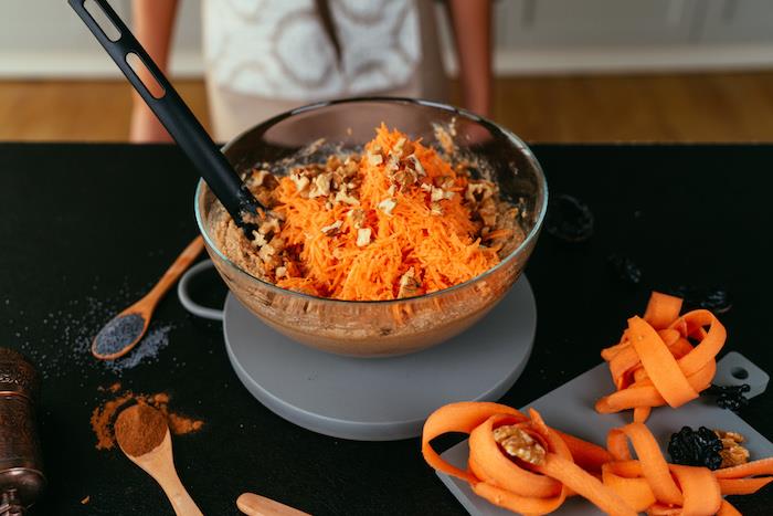 pridėti morkų susmulkintų riešutų, kad gautumėte morkų pyragą be glitimo, nesudėtingo recepto be glitimo idėja