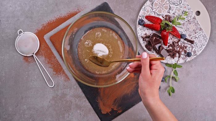 „aquafaba“ ir grietinėlė iš tartaro šokolado putėsiui gaminti, kaip pakeisti kiaušinių baltymus, veganiška versija