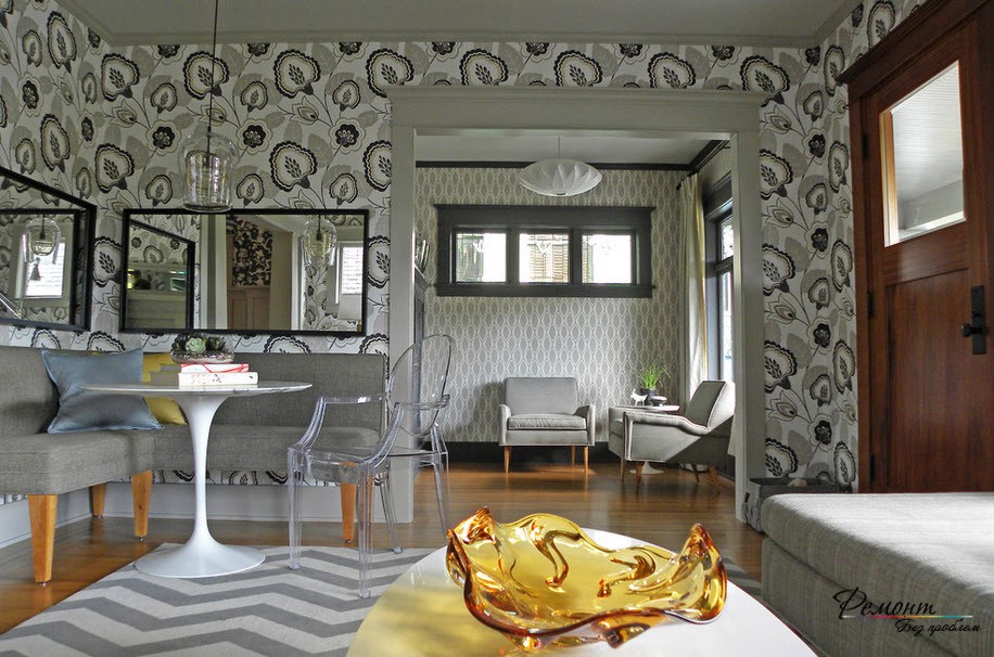 El papel tapiz gris con un patrón grande sirve como un elemento decorativo expresivo del interior.